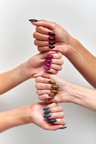 en Vogue Lac it! lock-key antique gold pearl, forbidden-love, deep grey-blue shimmer, Enchantress sultry plum-red pearl, Black Rose black cherry burgundy crème UV/LED gel polish for professional nails and extensions shown on nails.